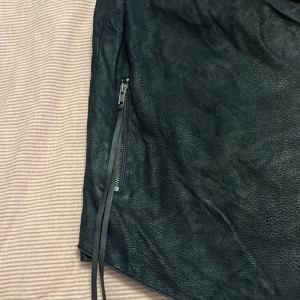 Divided Black Sleeveless Vest - Picture 5 of 13